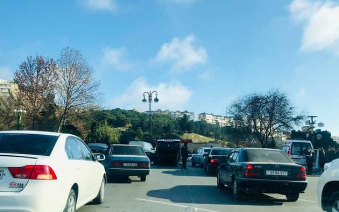 Bakıda pikap aşdı: 2 yaralı var - FOTO