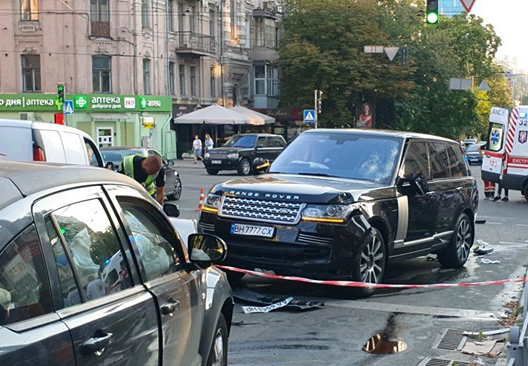 Şəhərin mərkəzində “Range Rover” “Tesla” ilə toqquşdu: 3 piyada yaralandı - FOTO