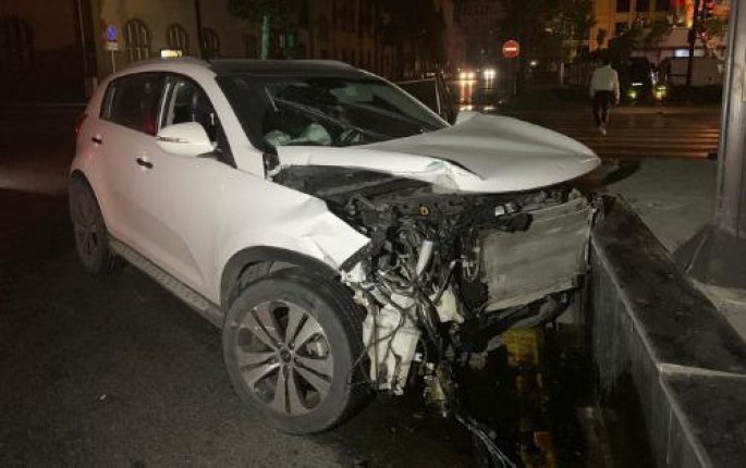 İcarəyə götürdüyü avtomobili beton maneəyə çırpdı: xəsarət alan var - Bakıda