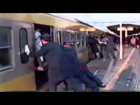 Metroda qatara vəhşi hücum; polis də dəstək verdi - VİDEO