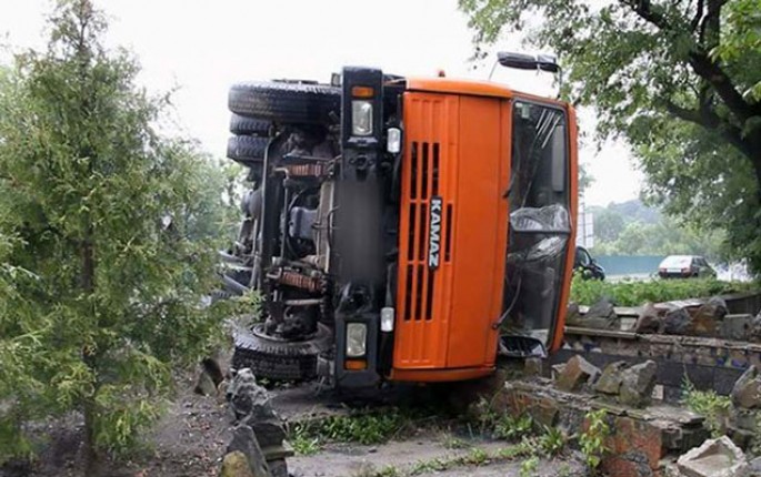 Qaradağda yük maşını aşıb, 1 nəfər yaralanıb