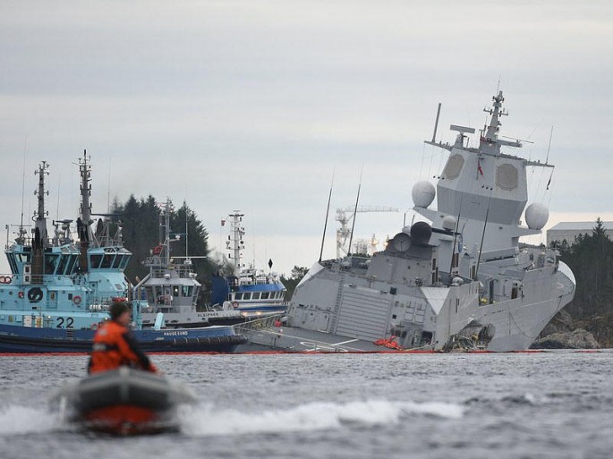 Hərbi gəmi tankerlə toqquşdu, batmağa başladı - VİDEO