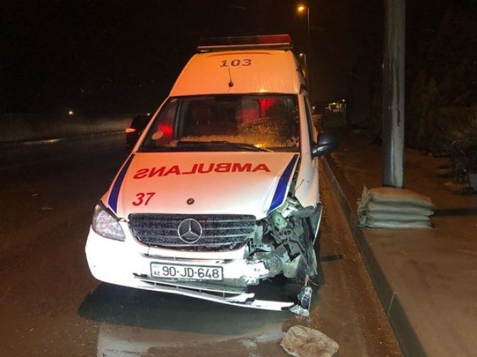 Bakıda əks yola çıxan “Hyundai” təcili yardım maşınını vurdu, yaralı var - FOTO