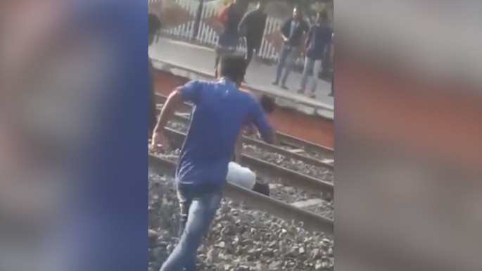 Sərxoş kişi yük qatarının altına yıxıldı - VİDEO