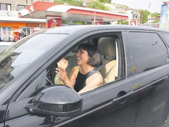 Hülya Avşarın qızının 850 minlik "oyuncağı" - FOTO