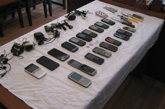 Qapalı həbsxanada 20 telefon aşkar edildi - FOTO