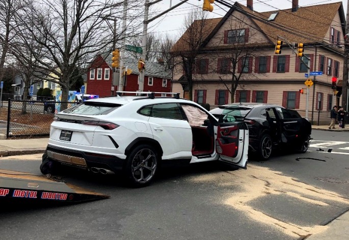 Yeniyetmələr iki "Lamborghini Urus"u qaçırıb bir-biri ilə toqquşdu - FOTO
