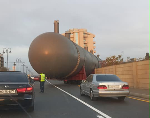 Bakıya gətirilən bu borular Babək prospektində hərəkəti iflic etdi - FOTO