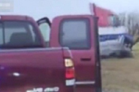 Dəhşətli yol qəzası: TIR polisin üstündən keçdi - VİDEO/18+