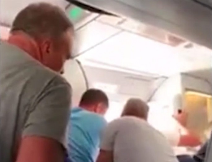 Təyyarənin “təcili çıxışı”nda ölümdən döndü - FOTO