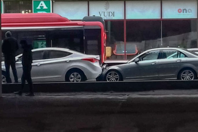 Bakıda zəncirvarı qəza baş verib - FOTO