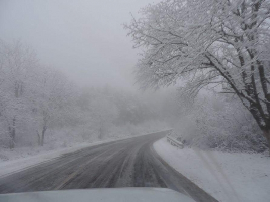 Ağsu dolaylarında yollar buz bağladı - FOTO