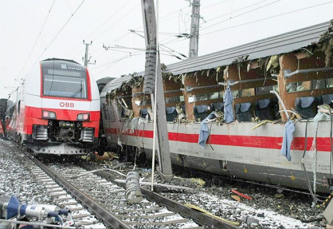 İki qatar toqquşdu: 6 yaralı