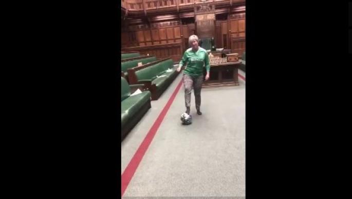 Parlamentində deputatları cəzalandırıldı – VİDEO