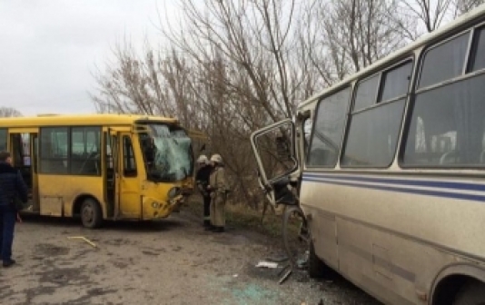 İki sərnişin avtobusu toqquşdu: 20 yaralı