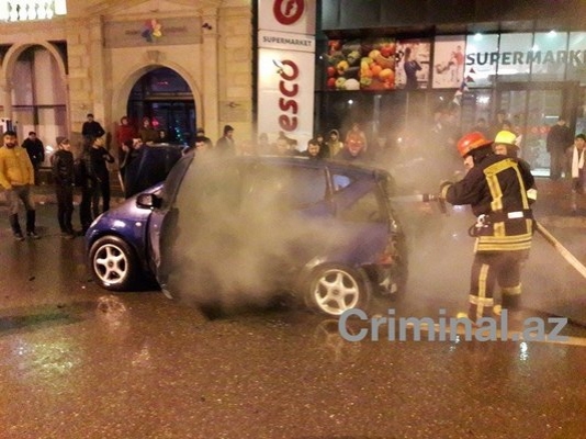 Bakıda maşın qəflətən alışdı - VİDEO