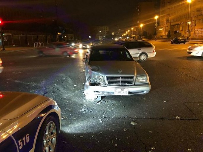 Bakıda qayda pozan sürücü qəza törədib - FOTO