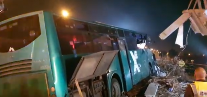 Avtobus beton dayanacağa çırpıldı: 4 ölü, 14 yaralı - FOTO