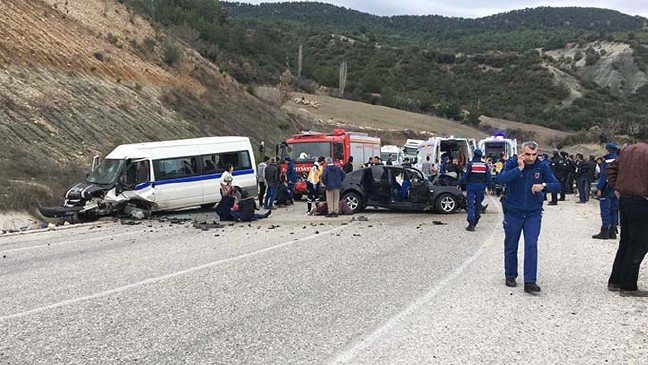 Avtomobil mikroavtobusla toqquşdu: 1 ölü, 4-ü ağır olmaqla 19 yaralı - FOTO