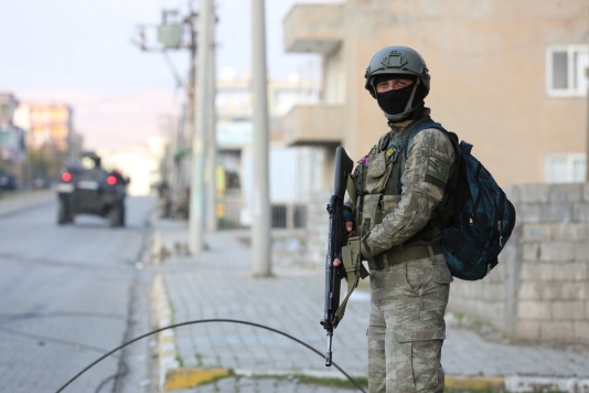 Küçəyə çıxmaq qadağan edildi - Bu şəhərdə