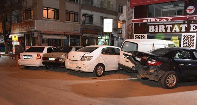 Avtomobilini 5 maşına çırparaq qaçdı - VİDEO