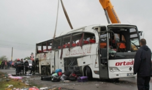 Avtobus qəzaya düşdü: 2 ölü, 12 yaralı