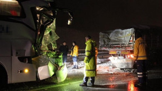 Avtobus yük maşını ilə toqquşdu: 10 yaralı