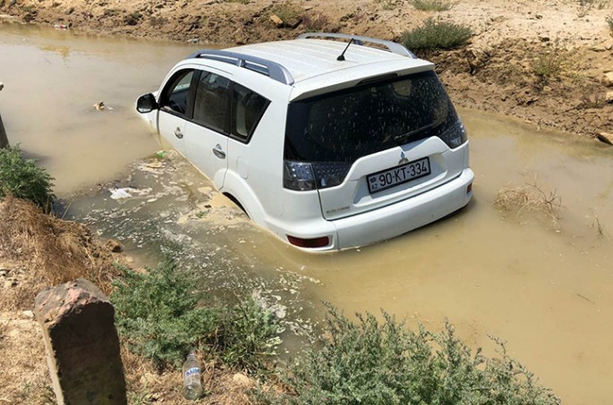 Abşeronda maşın aşaraq gölə düşüb - FOTO