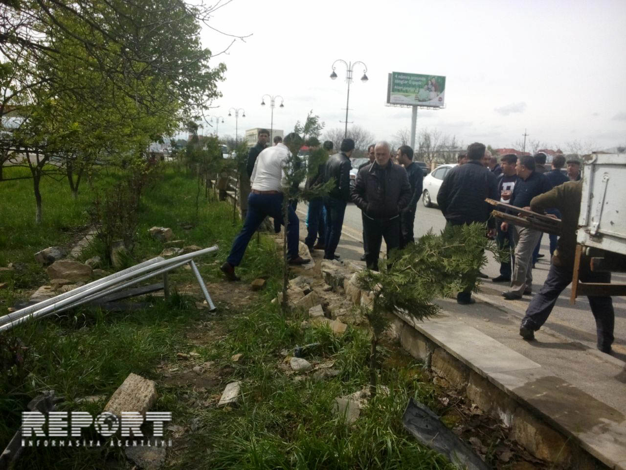 Avtomobil hasarı dağıdıb kafeyə girdi - FOTO