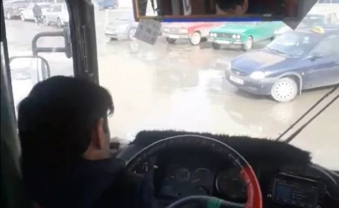 Bakıda avtobus sürücü sərnişinlərin həyatını belə təhlükəyə atdı  - VİDEO