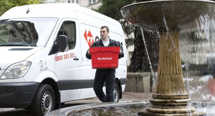 Kuryer apardığı sifarişləri yedi - VİDEO