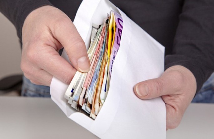 Məmur masasının üzərində 48 min tapdı - Polis çağırdı