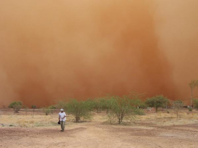 Qum qasırğası 39 nəfəri xəstəxanalıq edib, yollar bağlanıb