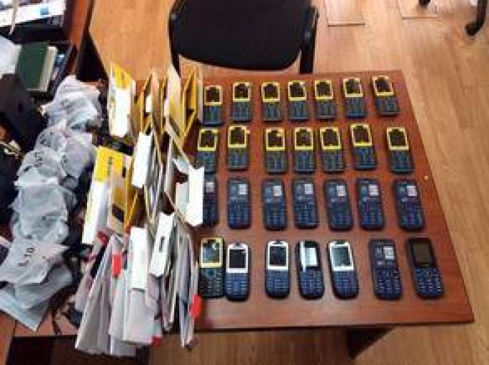 Avtomobildən 28 ədəd mobil telefon aşkar olundu