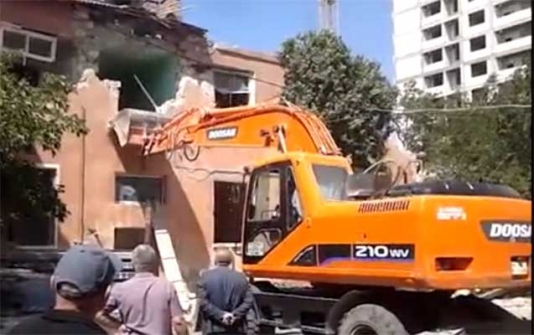 Sakinlər evdə olan zaman binanı sökdülər – VİDEO