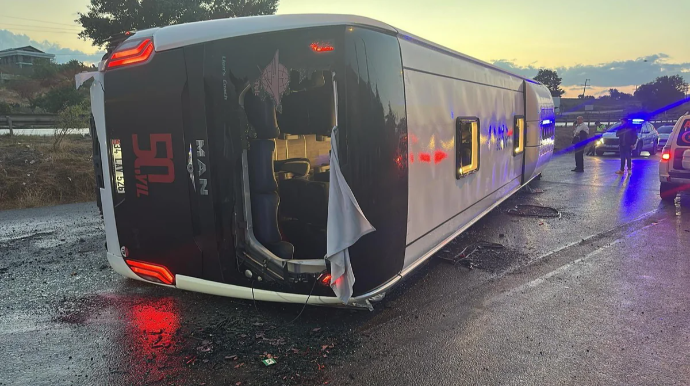 İstanbulda xidməti avtobus aşdı: Xeyli yaralı var 