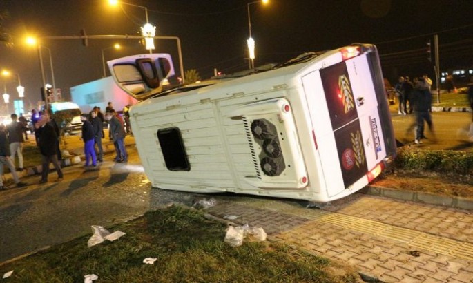 Avtobus polislərin olduğu maşınla toqquşdu: 2-si polis, 7 yaralı - FOTO