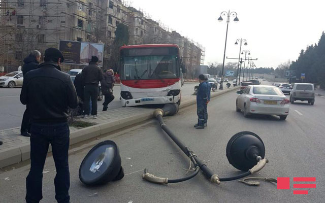 Bakıda sərnişin avtobusu işıq dirəyinə çırpılıb - FOTO