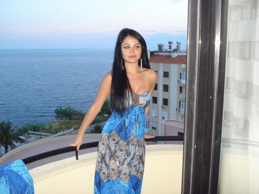 Gənc aktrisanı maşında zorladılar: "Başımı sükanın altına salıb..." - VİDEO