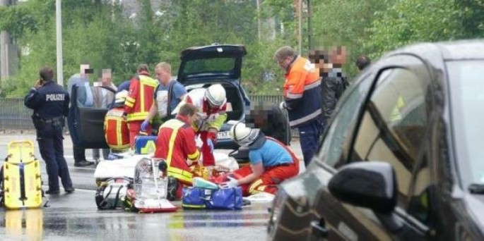 Qadın sürücü 5 türkü vurdu: məscid çıxışında..