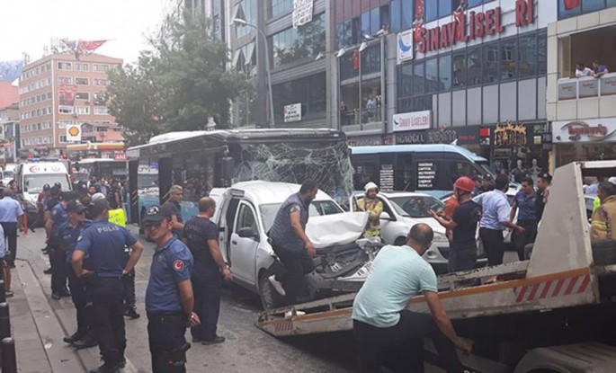 İki avtobus və dörd avtomobil qəzaya düşdü: xəsarət alanlar var - VİDEO
