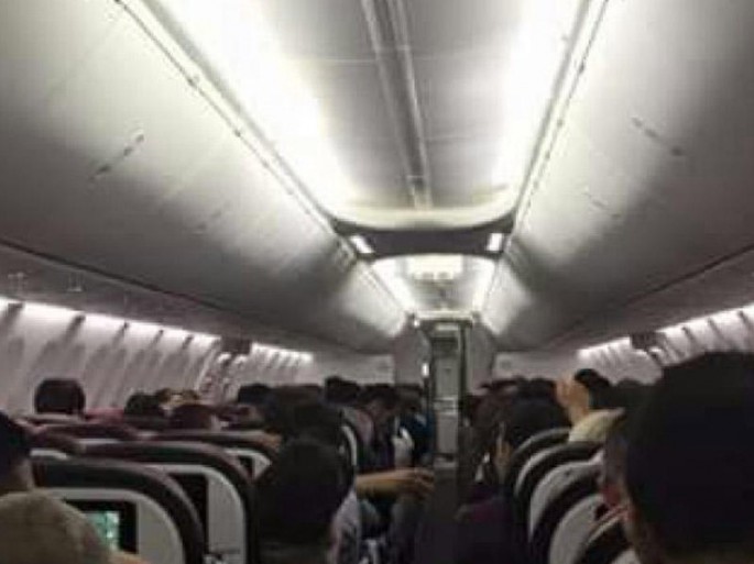 Təyyarədə qorxunc hadisə: tualetdən çıxıb sərnişinlərə hücum etdi - VİDEO