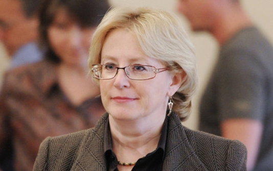 Təyyarədə sərnişinin vəziyyəti pisləşdi - İlk yardımı nazir etdi