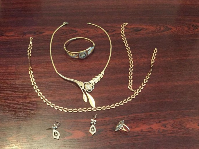 Evdən 3 min manatlıq qızıl əşyalar oğurlanıb - Bakıda