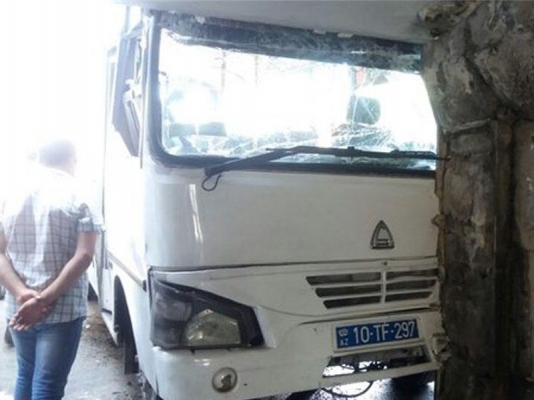 Bakıda sərnişin avtobusu körpüyə çırpıldı, yaralılar var – FOTO+VİDEO