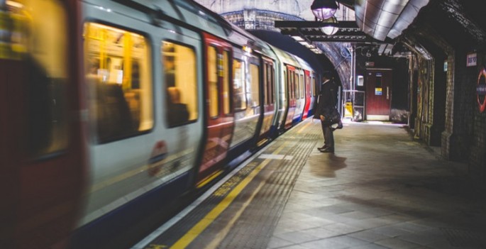 Qatarın altına düşən qadın möcüzə nəticəsində sağ qaldı – VİDEO