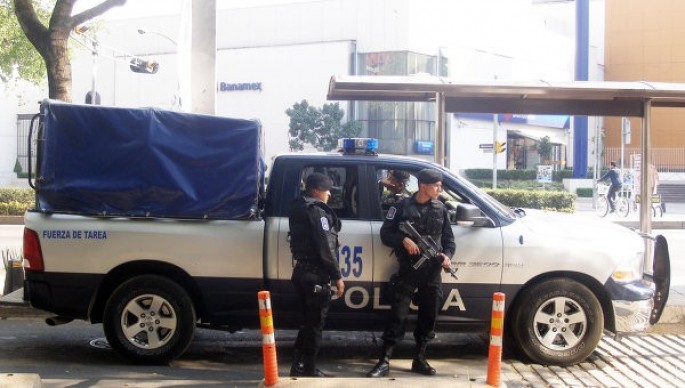 Üç soyğunçu 29 polisi qarət edib