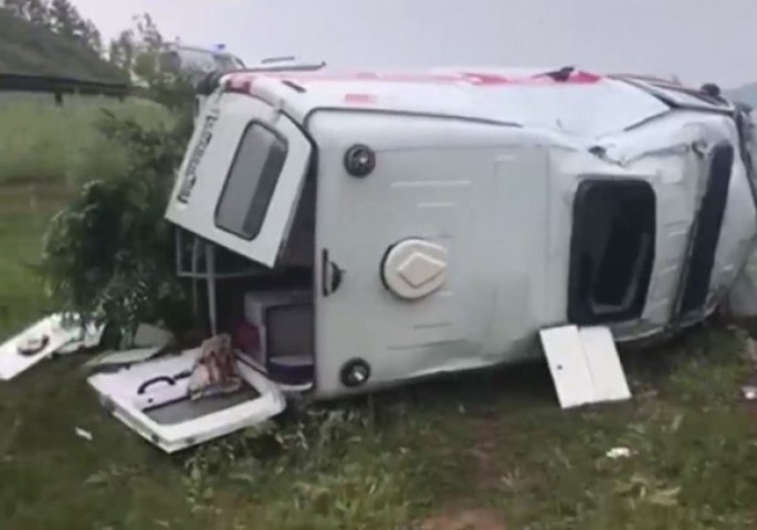 Təcili yardım maşını aşdı: hamilə qadın öldü, daha 2 nəfər yaralandı - FOTO