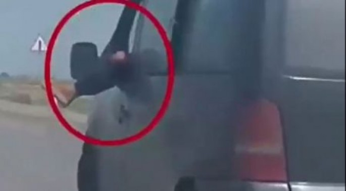 Ayağını çölə çıxardan sürücü həbs edildi - VİDEO