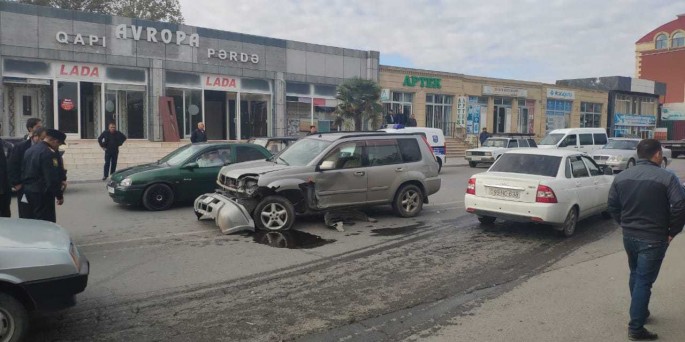 Sərxoş sürücü qəza törədərək hadisə yerindən qaçıb - VİDEO